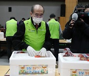 [포토] 설 꾸러미 제작하는 유찬형 농협 부회장