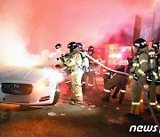 한밤 인천서 정차된 재규어 차량 화재..인명피해 없어