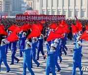 깃발 선전전 펼치는 '전원회의 관철' 궐기대회 참가자들