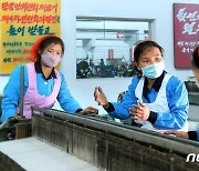 땀 흘리는 북한 노동자들.."떳떳한 근로자가 되어라"