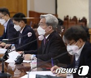 고승범 위원장 '경제·금융시장 위험 요인 점검'