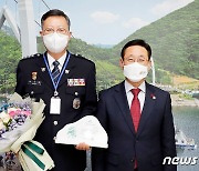 괴산군, 백석현 경찰서장에 11번째 명예군민증 전달