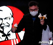 'KFC 인형'이 뭐길래..200만원어치 음식 버리고 '8배 웃돈' 거래