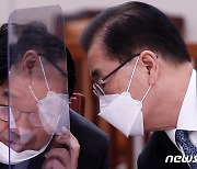 외교부 "코로나 확진 2차관 접촉한 정의용 장관 등 모두 음성"