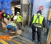 부산 아파트 신축 공사장 3층서 시멘트 쏟아져..보행자 1명 병원 이송