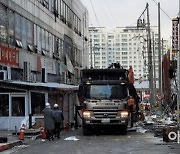 '광주 아파트 붕괴' 3일차, 야간에도 수색·구조 이어간다
