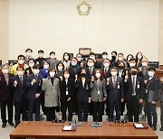 경북 안동시의회, 인사권 독립 후 첫 임용장 수여