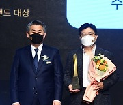 [포토] 수박씨닷컴, '2022 대한민국 퍼스트브랜드 대상' 중등인강 부문 수상