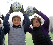 "처음엔 여자가 무슨 축구냐 했지만..이젠 은퇴하지 말고 계속 뛰라네요"