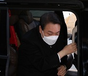 [헤럴드pic] 차에서 내리는 윤석열 국민의힘 대선후보