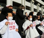 '151층 인천타워' 원안 복구를 촉구하며 삭발하는 인천시민단체
