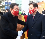이재명·윤석열, 설 연휴 전 지상파 합동 TV토론 합의