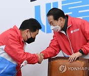 악수하는 권영세 선거대책본부장과 김기현 원내대표