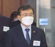 백신·원부자재 기업투자 촉진회의 참석하는 권덕철 보건복지부 장관