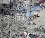 [속보] 광주 붕괴 현장 콘크리트 잔해 속 1명 발견 "생사여부 확인중"