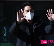 [TEN 포토] 장민호 '마초남의 멋진인사'