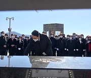 3·15민주묘지 찾은 윤석열 "반드시 정권교체..자유민주주의 돌려드릴 것"