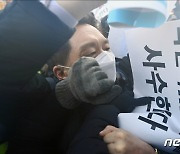 제지당하는 김기현 원내대표