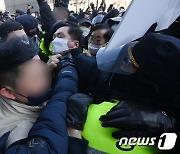더불어민주당 지지자에 얼굴 맞는 김기현
