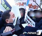 김기현 '민주당 지지자들에 둘러싸여'