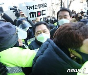 [뉴스1 PICK]野 '김건희 7시간' MBC 항의 방문..반대 시위와 충돌