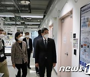 한국파스퇴르연구소 방문한 용홍택 1차관