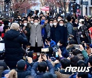 이재명 대선 후보 '인천시민들과 스킨쉽'