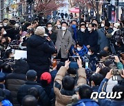 인천 부평 문화의 거리 찾은 이재명 대선 후보