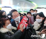 윤석열, 부산 시민들과 기념 촬영