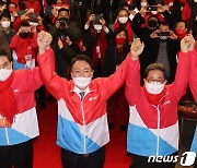 윤석열, PK 훑으며 '지지층 결집'..부산서면서 '깜짝' 시민 인사(종합)