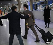 '8일만의 귀국' 아시아나항공 기장 인터뷰 "가족 얼굴보니 기뻐서 눈물나"