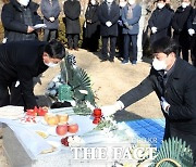 조석환 수원시의회 의장, 고(故) 심재덕 시장 묘소 참배
