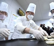 [포토] 제빵 체험하는 이재명 후보