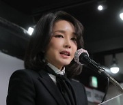 법원, '김건희 7시간 통화' 중 정치적 견해 등 일부 방송 허용(종합)