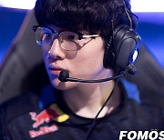 [포토] LCK 경기 준비하는 '킹겐' 황성훈