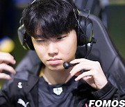 [포토] LCK 경기 준비하는 '쵸비' 정지훈