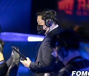 [포토] LCK 경기 밴픽 중인 DRX 김정수 감독