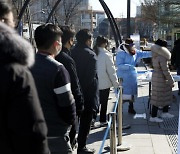 [사설] 거리두기 3주 연장, '오미크론 태풍'에 철저히 대비해야