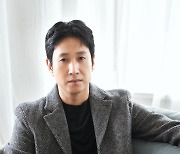 [인터뷰③] '킹메이커' 이선균 "설경구 투샷 영광, 배우·인생 선배로 감사했다"