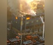 [영상M] 시뻘건 불길에 옥상까지 솟아오른 연기..자양동 아찔한 화재 구조 현장