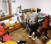 [영상] 80대 치매 노인 집단폭행한 직원 CCTV 공개..충격