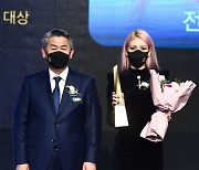[포토] 전소미 , '2022 대한민국 퍼스트브랜드 대상' 여자솔로가수 부문 수상
