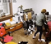 "치매 할머니 머리채 잡고 폭행"..충격적인 CCTV 영상