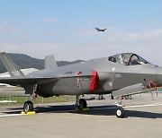 공군 "동체착륙 F-35A, 조류 충돌 확인"..랜딩기어 연관성 조사