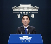 尹 방역 비판에 靑 "국민 혼란" 이례적 반박