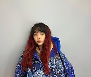 '꽃달' 강미나, 빨강머리 히피펌+파란 패딩 힙한 일상패션