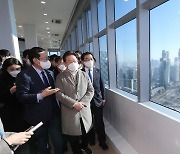 [헤럴드pic]  인천경제자유구역청을 방문한 이재명 더불어민주당 대선후보