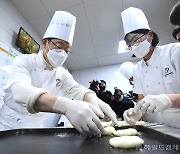 [헤럴드pic] 빵 만드는 이재명 더불어민주당 대선후보