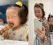 윤형빈♥정경미 딸, 생후 13개월에 벌써 뼈다귀 먹방 "고기는 뜯어야 제맛"