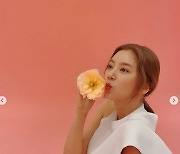 '이규혁♥' 손담비, 사랑스러운 뽀뽀 포즈..연애하고 더 예뻐졌어